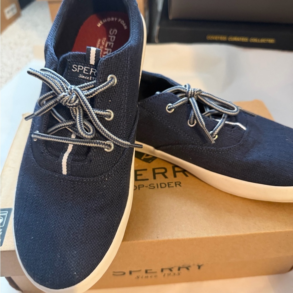 Sperry Spinnaker Navy Canvas Lace-Up Boat Shoes with White Sole Big Kid size 5